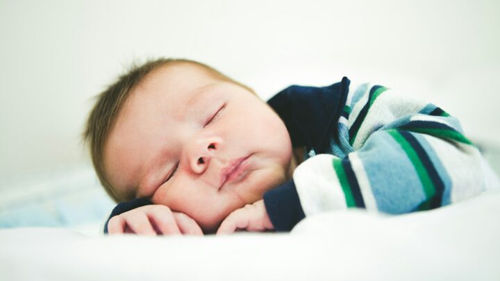 Slyngevuggens fordele for dit barns søvn og udvikling
