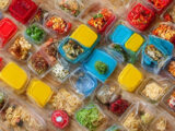 Er plastbøtter sikre at opbevare mad i?