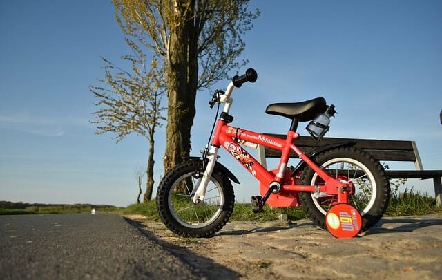 Fra trehjuler til to hjul: En guide til børns første cykel