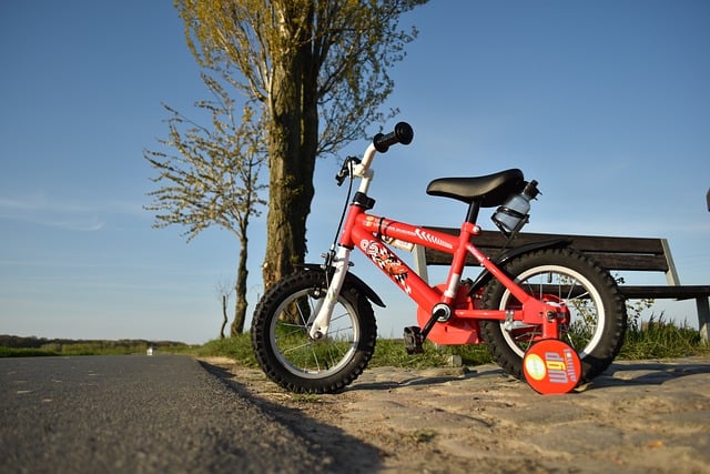 Fra trehjuler til to hjul: En guide til børns første cykel